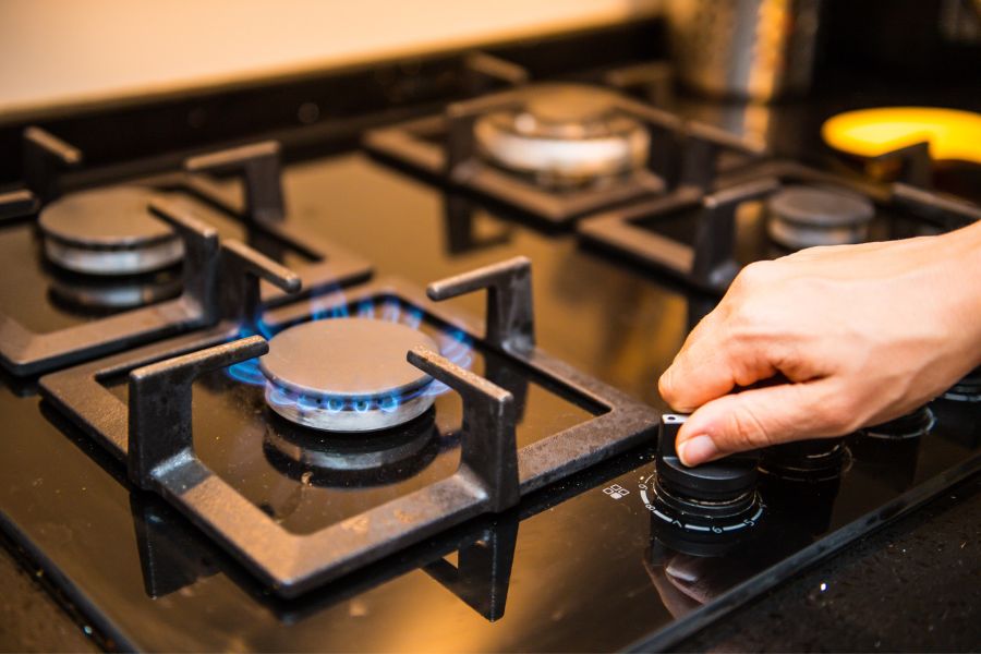 Adjusting gas stove to medium heat