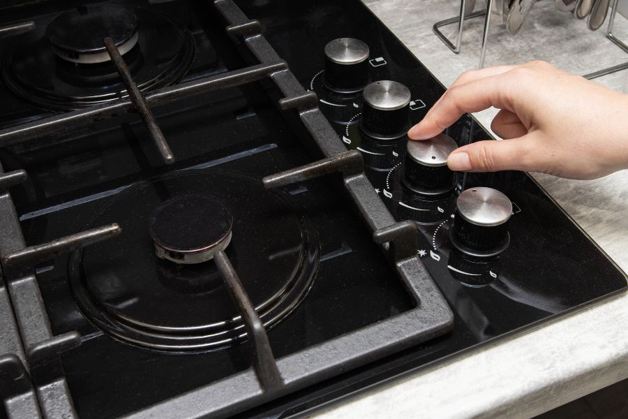 Woman try to turn on gas stove