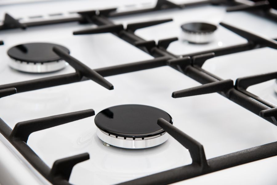 Gas oven hob with burners and grates