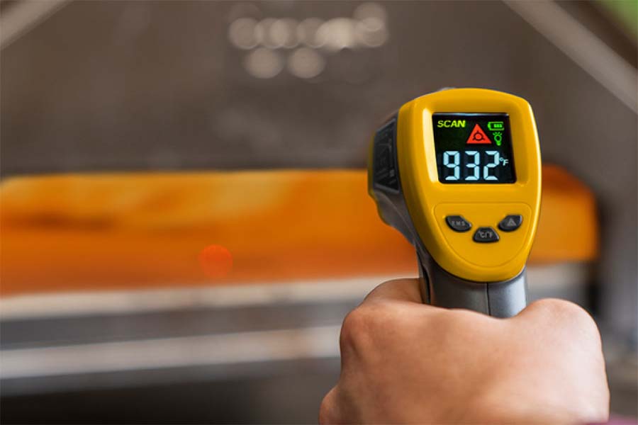 Infrared thermometer measure the temperature of a wood fire